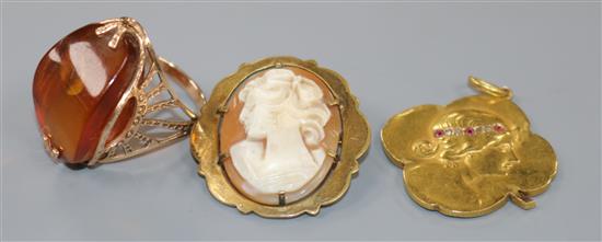 A yellow metal and amber dress ring, cameo brooch and a yellow metal and gem set pendant.